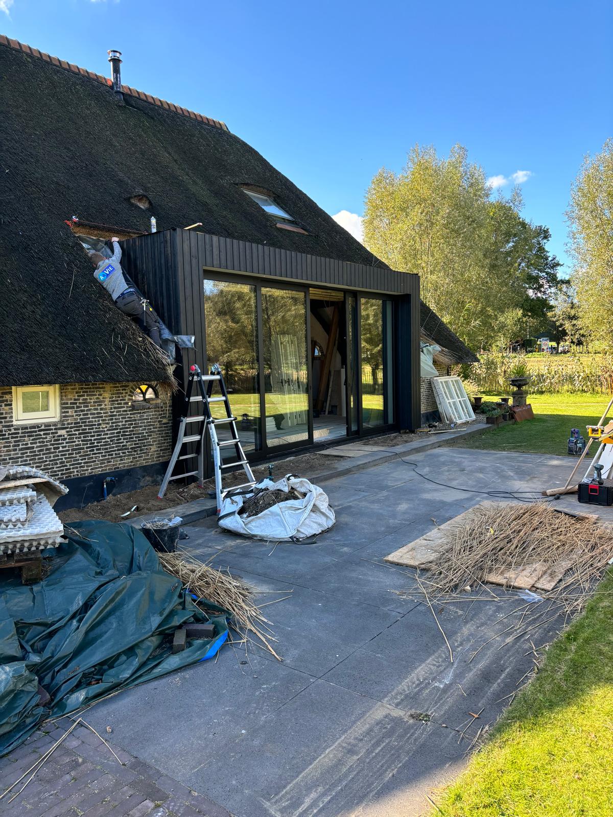 Moderne uitbreiding van een karakteristieke rietgedekte woning